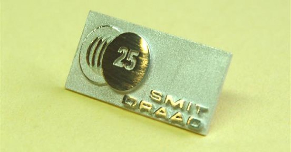 Zilveren pin ter gelegenheid van 25 jaar dienstverband bij SmitDraad in Nijmegen