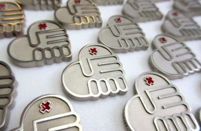 Pins voor het Rode Kruis uitgevoerd in alpaca en met emaille